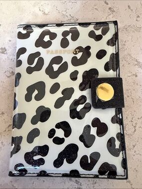 NWOT GRAPHIQUE Black and White Leopard Print Passport Holder with Gold Snap